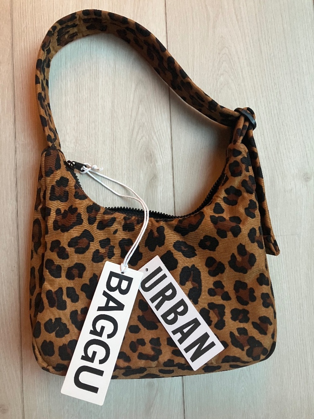 NWT Baggu Mini Nylon Shoulder Bag in Leopard